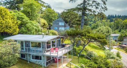 2-story dog-friendly, private hot tub, deck, gas grill, woodstove, ocean view