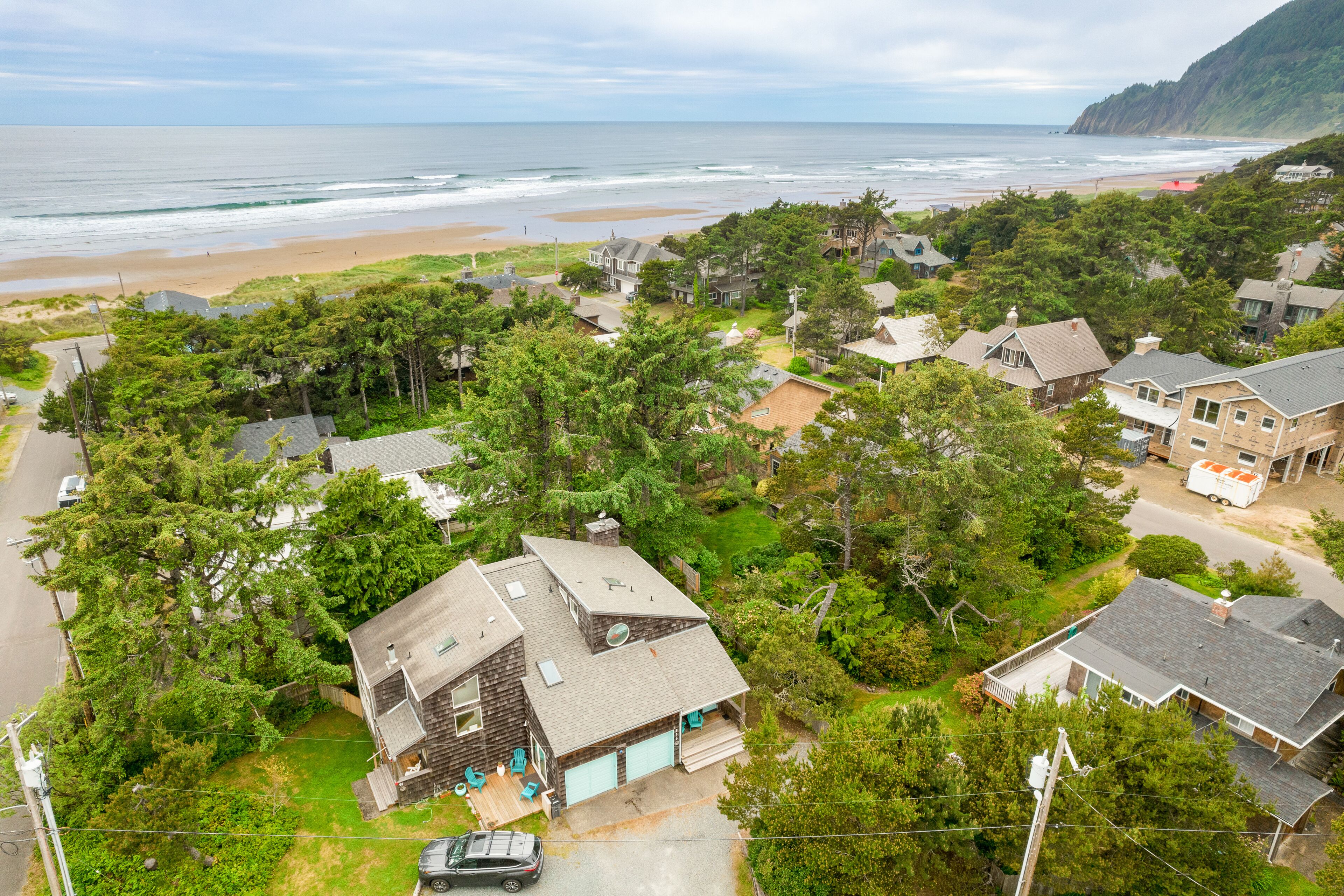 Home near the ocean with beach access, washer/dryer, deck - two dogs welcome