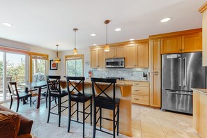 Kylskåp, mikrovågsugn, ugn och spishäll