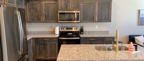 ثلاجة، ميكروويف، فرن، موقد طهي مسطح