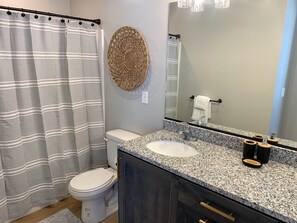 Combined shower/bathtub, hair dryer, towels