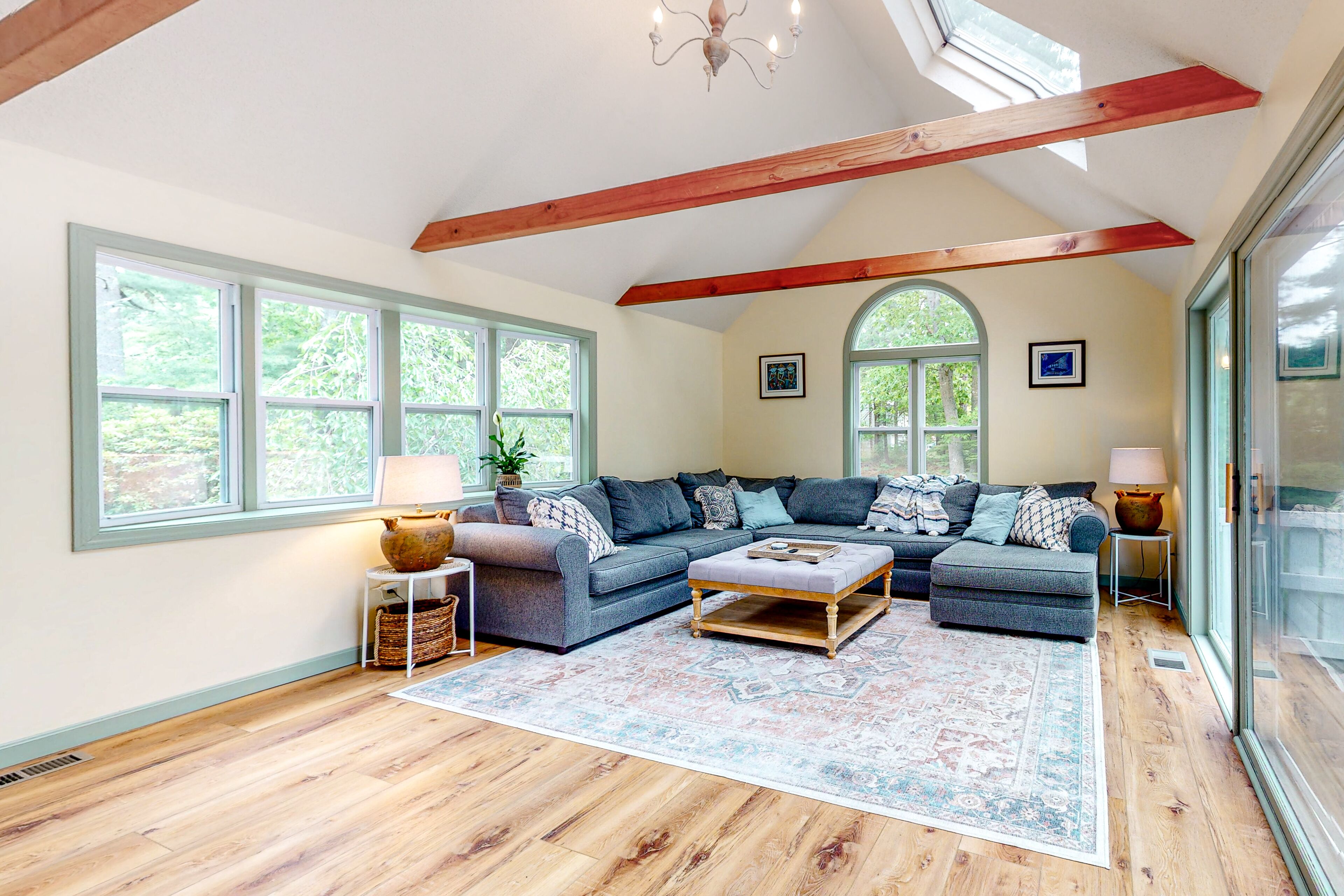 Upscale getaway near beach - fast WiFi, central AC - huge dog-friendly yard
