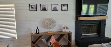 Smart TV, chimenea y videojuegos