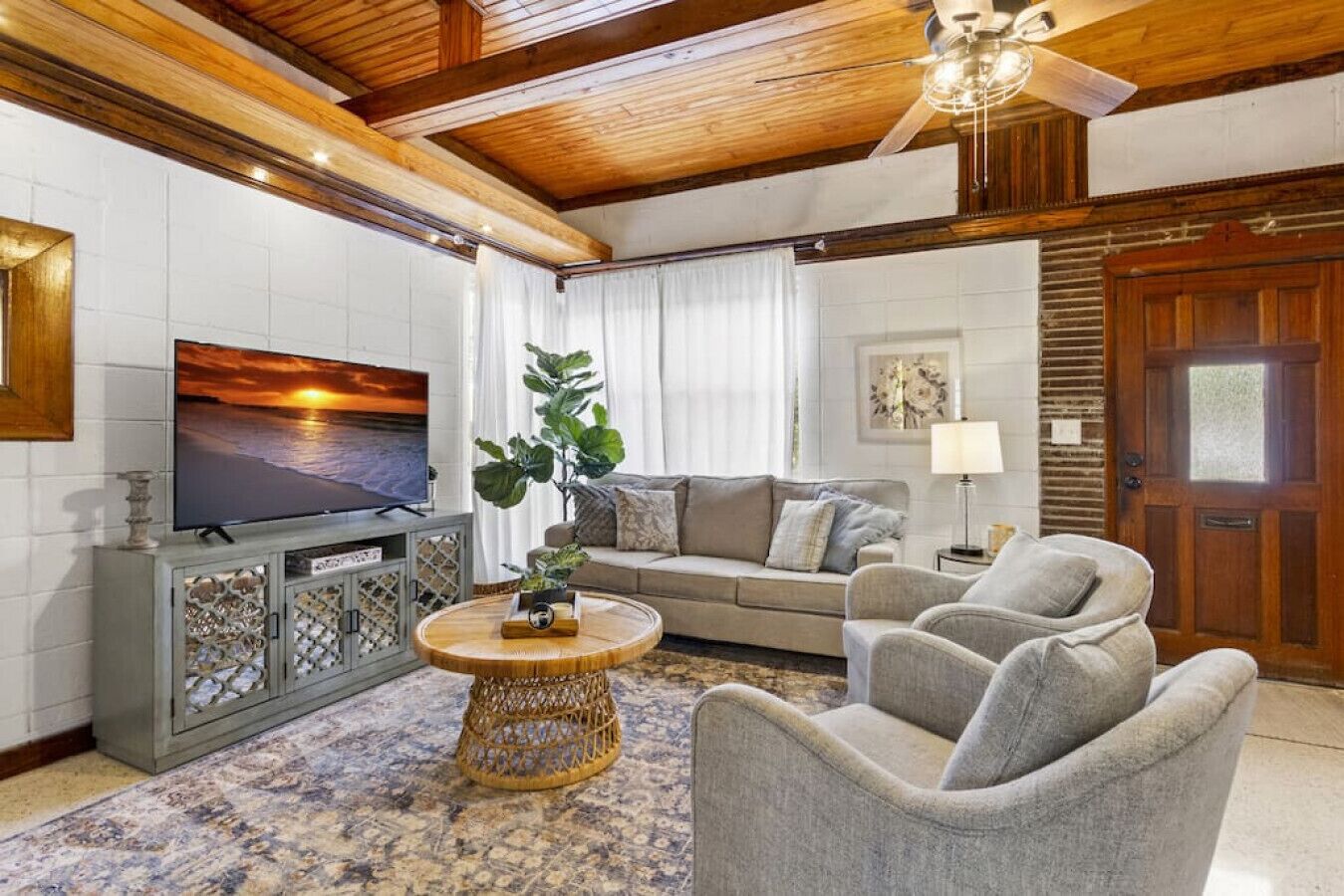 Charming apartment in downtown with patio, free street parking