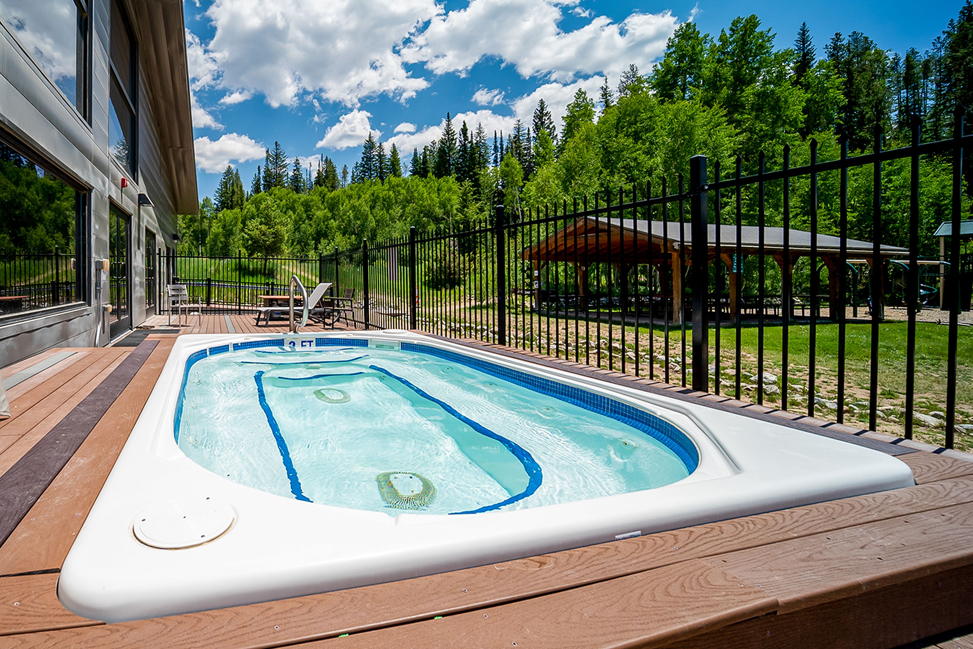 Cozy 3rd-floor condo with pools, hot tub, gym & fireplace - walkable location
