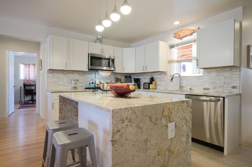 Bright renovated escape near downtown with free WiFi, AC, large backyard & patio