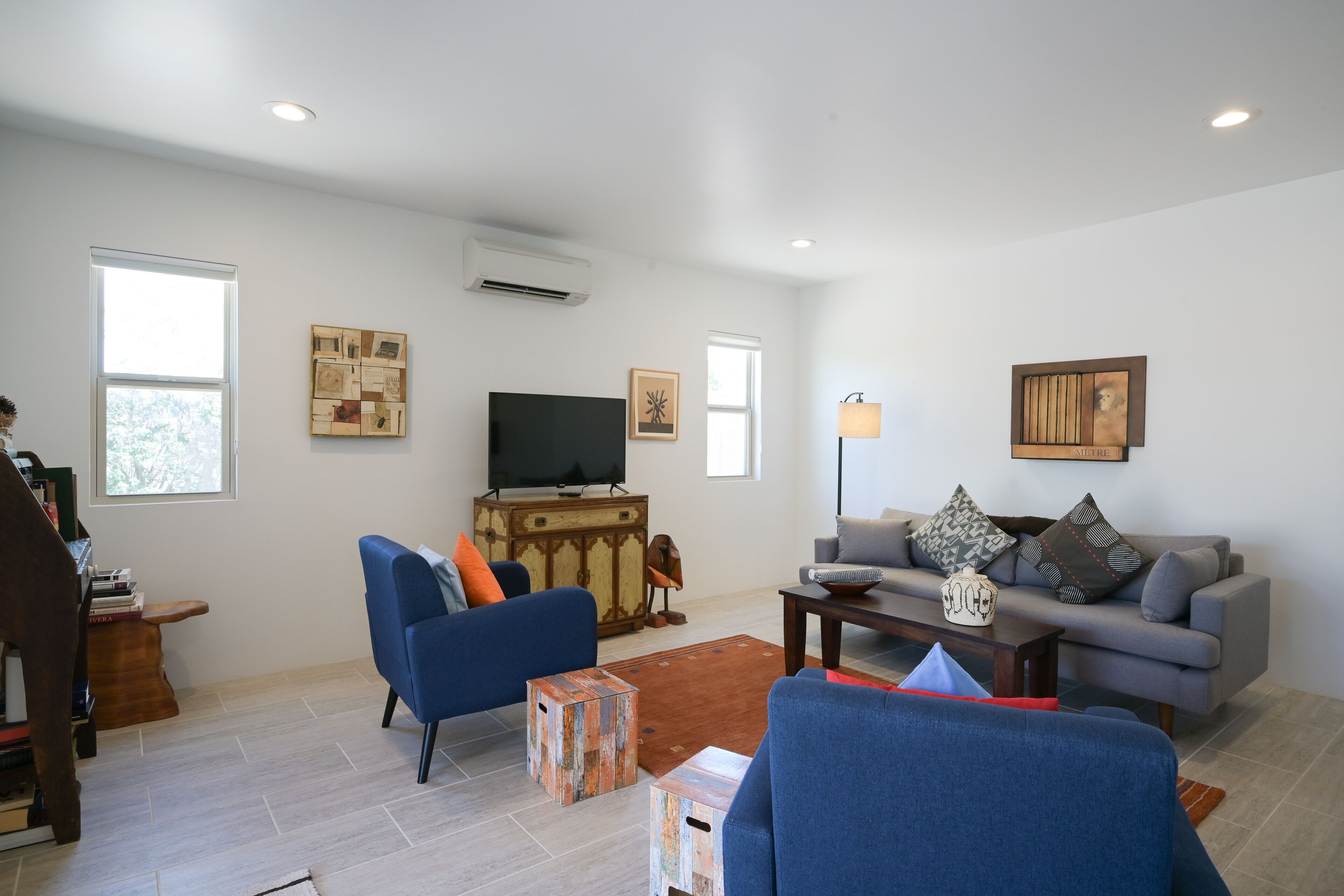 Bright renovated escape near downtown with free WiFi, AC, large backyard & patio