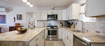 Bright renovated escape near downtown with free WiFi, AC, large backyard & patio