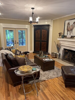 Smart-TV, peis, bøker og stereoanlegg