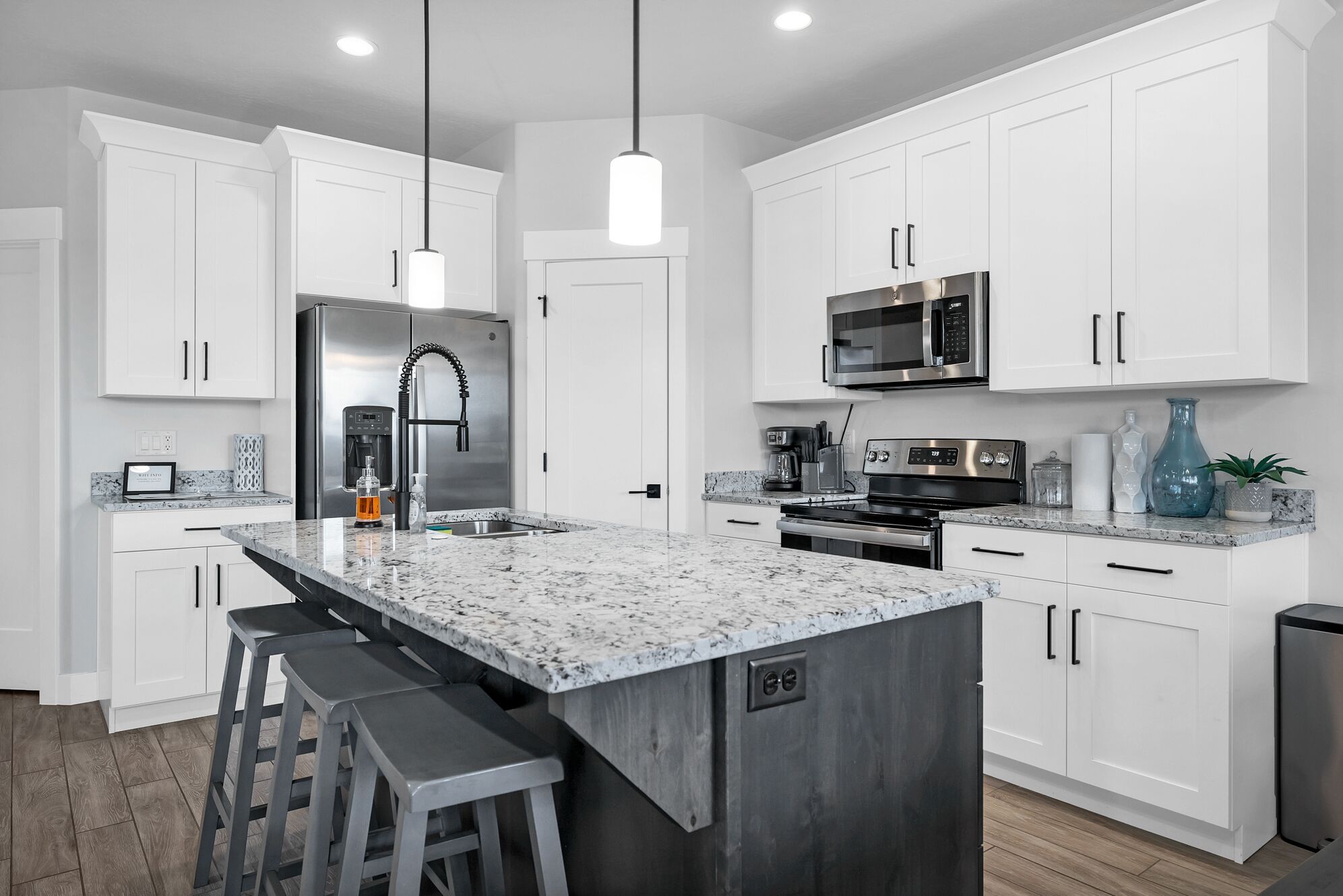 雪櫃、微波爐、焗爐、爐具