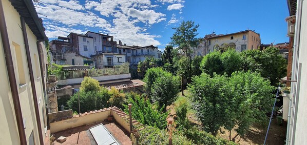 Un patio con edificios, árboles y cielo despejado.