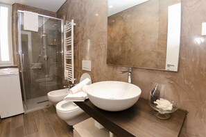 Een douche, een haardroger, een bidet