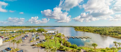 Aparcamiento en las instalaciones, se necesita coche