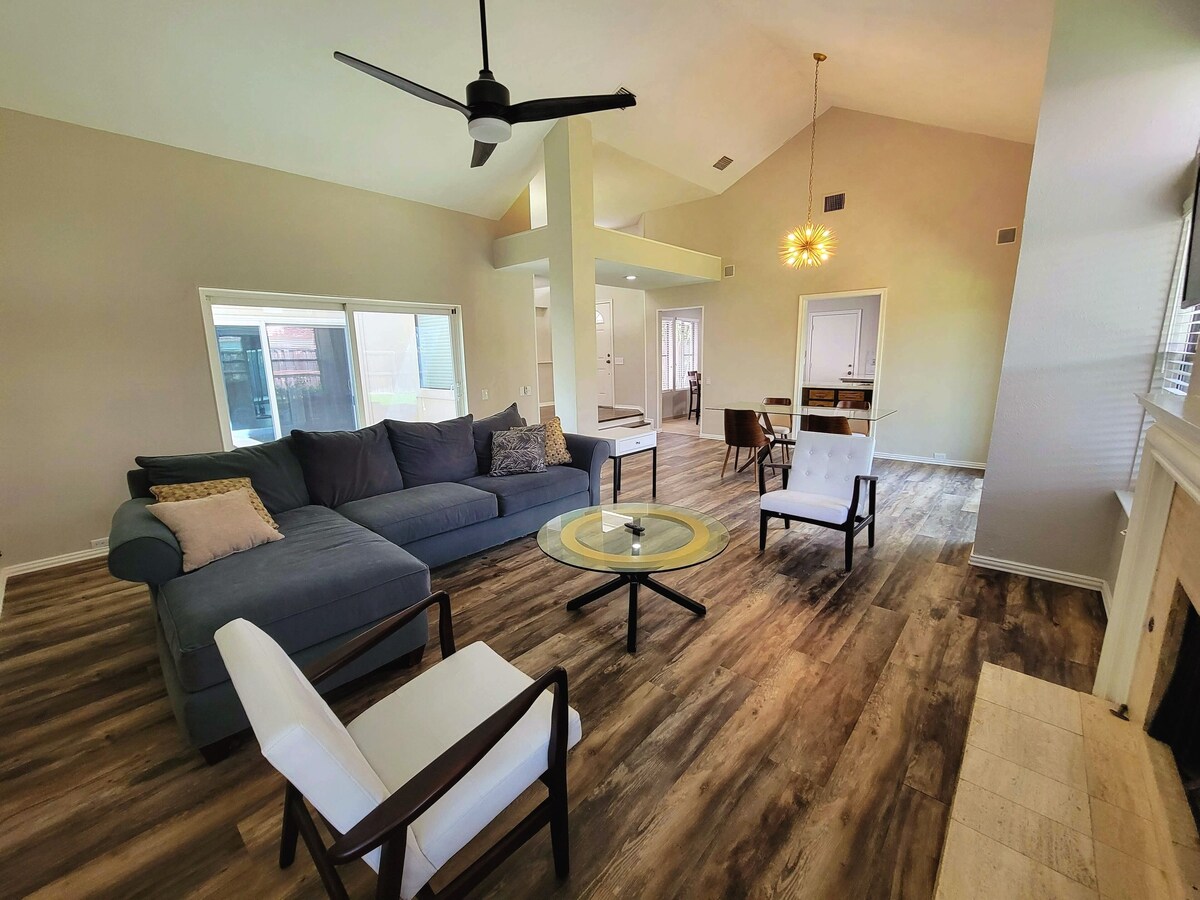 Intimate Bright Mid Century Modern w/ High Ceilings in HEART of Dallas,