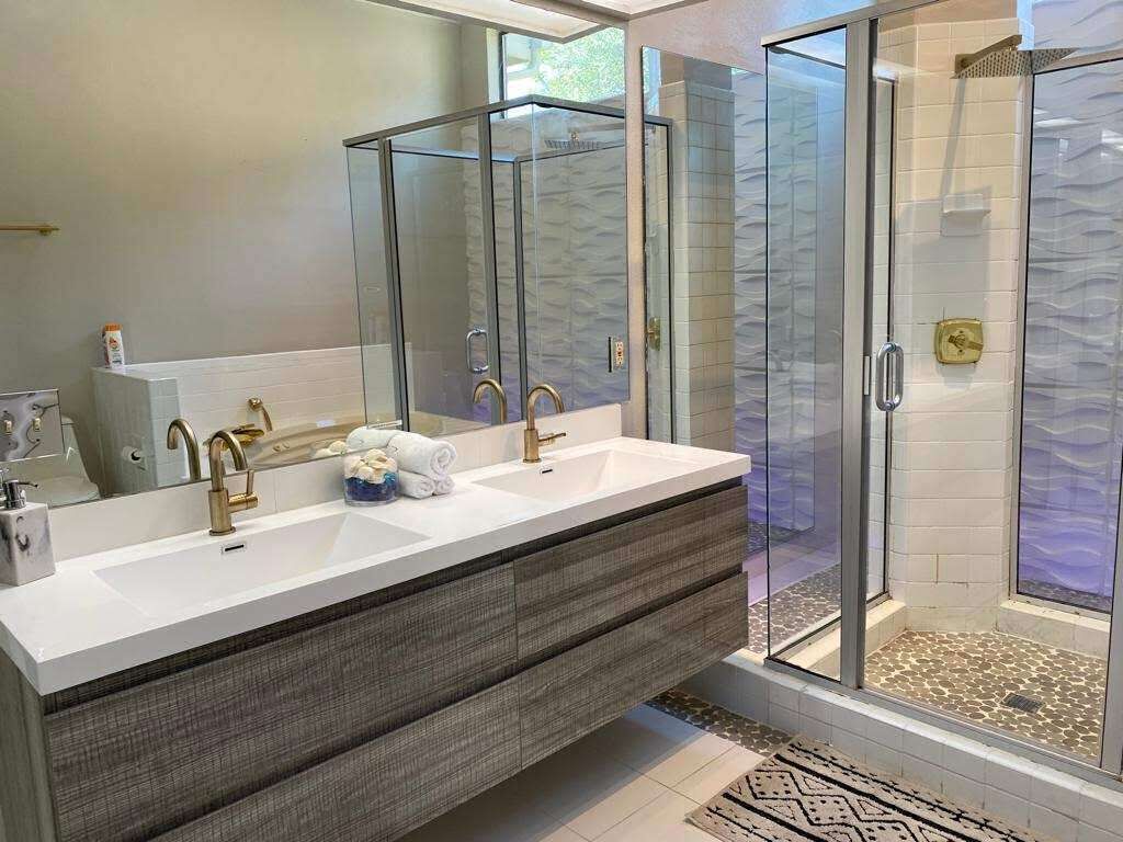 Combined shower/tub, jetted tub, hair dryer, towels