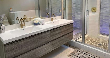 Intimate Bright Mid Century Modern w/ High Ceilings in HEART of Dallas,