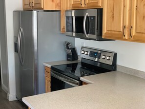 Fridge, microwave, stovetop, dishwasher