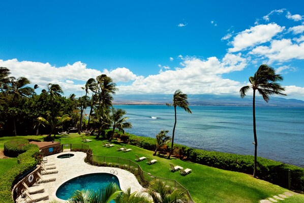 Alberca al aire libre y alberca climatizada