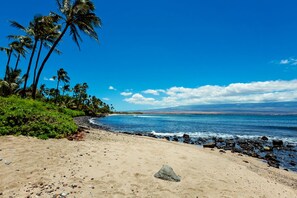 En la playa, camastros y toallas de playa 