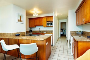 Réfrigérateur, four à micro-ondes, un four, surface de cuisson