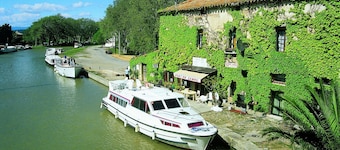 L'attribution, Casa de pueblo con patio