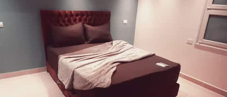 Chambre de base double | Literie de qualité, lit avec matelas en mousse à mémoire