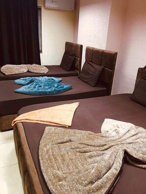 Phòng 3 có thiết kế đặc trưng, 1 phòng ngủ | Bộ đồ giường cao cấp, nệm cao su hoạt tính (memory foam) 
