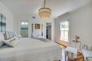 3 bedrooms, iron/ironing board, internet, bed sheets