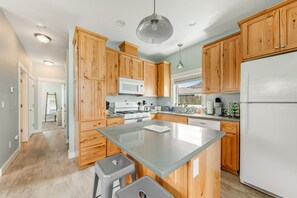 Kjøleskap, mikrobølgeovn, ovn og kokeplater