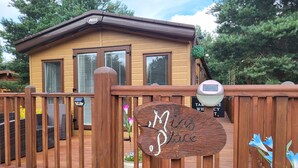 Una terraza de madera con un letrero que dice "Mics Place".