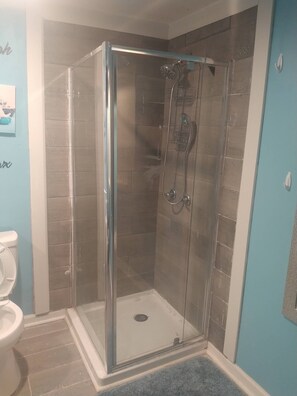 Doccia, asciugacapelli, bidet, asciugamani