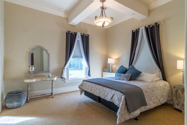 2 bedrooms, desk, WiFi, bed sheets