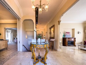 Interior - 8 Suites Near Monterey& Carmel (Salinas)