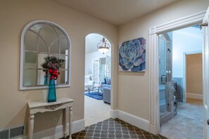 Interior - 8 Suites Near Monterey& Carmel (Salinas)