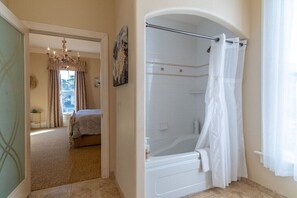 8 bedrooms, iron/ironing board, WiFi, bed sheets