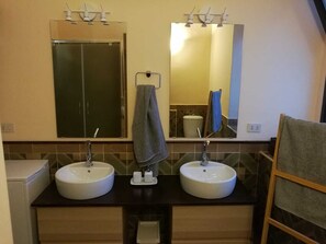 Shower, hair dryer, bidet, soap - Apartment in the historic center of Catania 5 minutes from the sea (Catania)