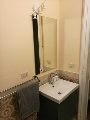 Dusche, Haartrockner, Bidet, Seife