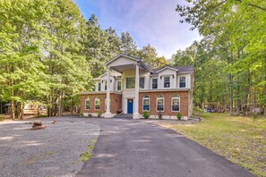Exterior - Game Room + Home Theater! Immaculate Poconos Lodge (Albrightsville)