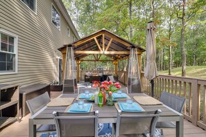 Outdoor dining - Game Room + Home Theater! Immaculate Poconos Lodge (Albrightsville)