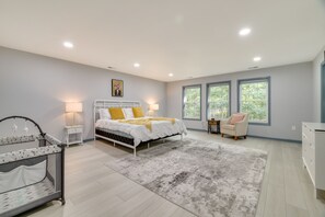 4 bedrooms, desk, iron/ironing board, travel cot - Game Room + Home Theater! Immaculate Poconos Lodge (Albrightsville)