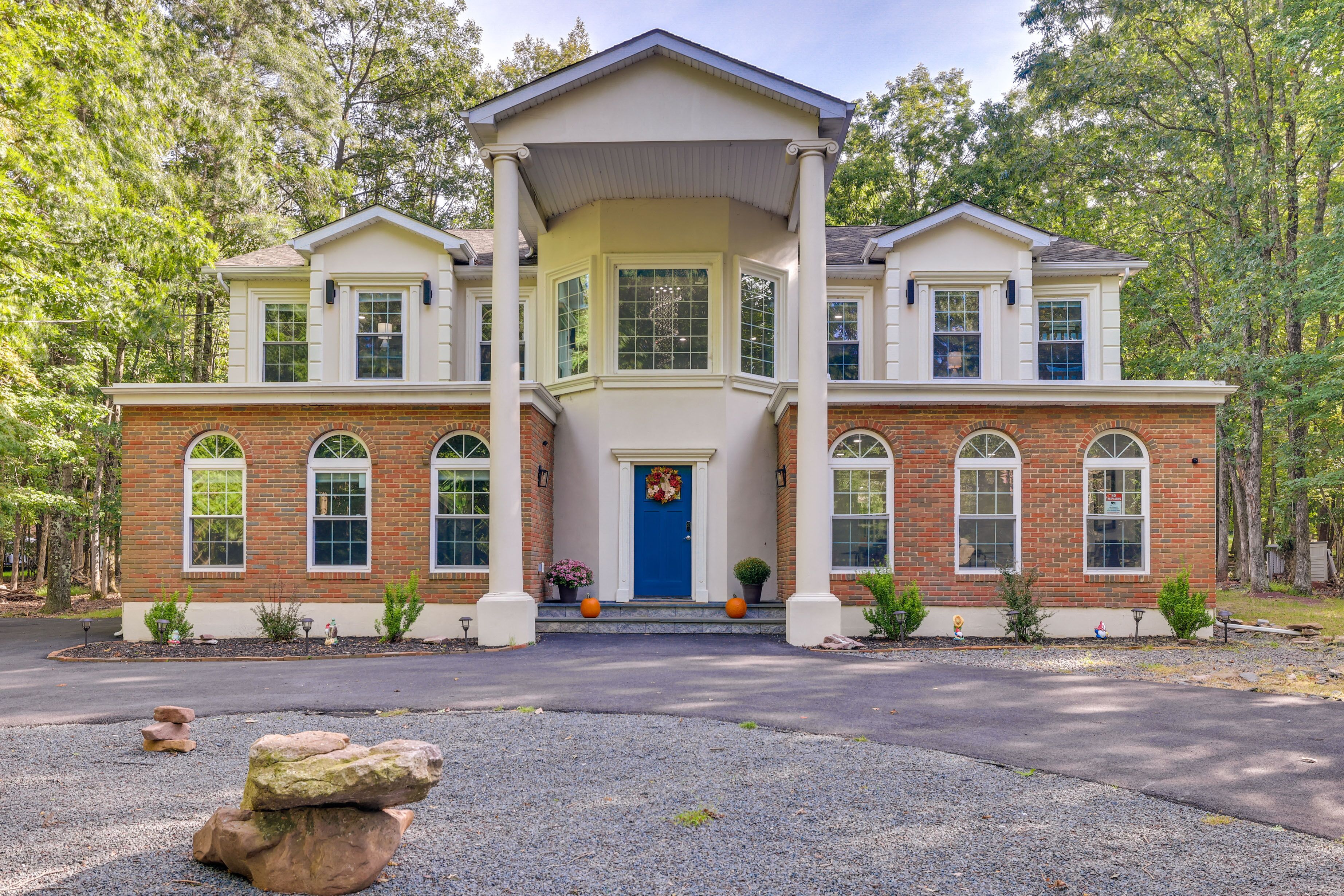 Immaculate Poconos Lodge: Home Theater & Fire Pits
