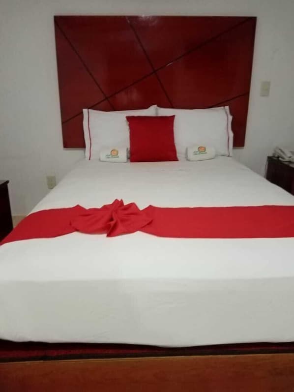 Comfort Double Room | Down comforters, Tempur-Pedic beds, desk, laptop workspace - Hotel Villa Esmeralda (Yautepec)