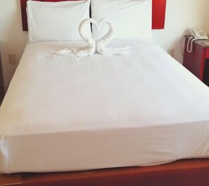 Down comforters, Tempur-Pedic beds, desk, laptop workspace - Hotel Villa Esmeralda (Yautepec)