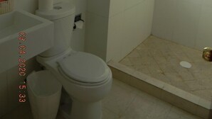 Dobbeltrom – comfort | Bad | Dusj, regndusjhode, håndklær og såpe