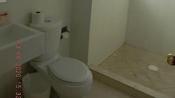 Habitación doble Confort | Baño | Regadera, regadera tipo lluvia, toallas, jabón