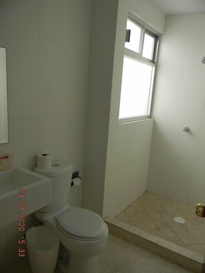 Comfort Double Room | Bathroom | Shower, rainfall showerhead, towels, soap - Hotel Villa Esmeralda (Yautepec)