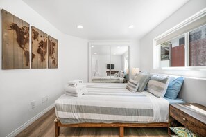 3 bedrooms, desk, iron/ironing board, travel crib