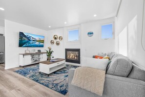 TĂ©lĂ©viseur connectĂ©, foyer, Ă©cran dâordinateur