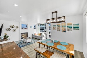 TV connectée, cheminée, écrans d'ordinateur
