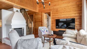 Een televisie en een open haard